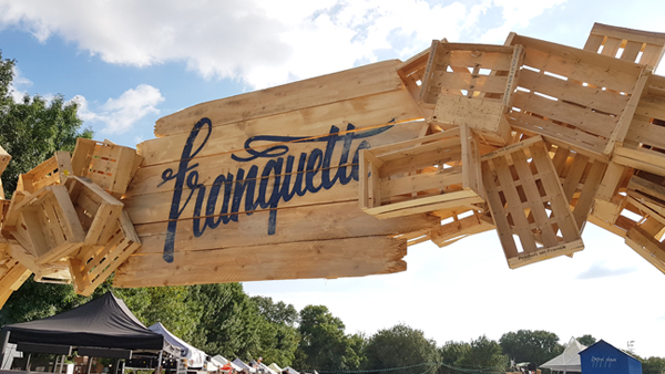 Festival Franquette-Porte d'entrée avec cageots suspendus-instant culinaire et festif